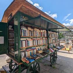 A wagon bookshop, so cuuute!