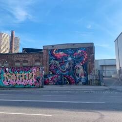 liebe so coole Graffiti in Industrievierteln :)