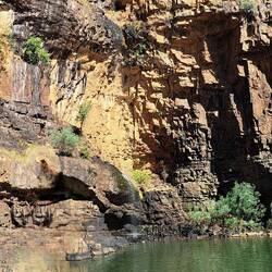 Ein Lillypond zum Baden, hinten wäre ein Wasserfall