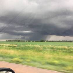 Da hält man lieber Abstand. Tornados sind nie weit.