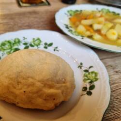 Leckere Dampfnudel mit Gemüsesuppe, mmhh!