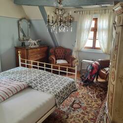 ... und sorgsam eingerichtete Zimmer. So lässt es sich nächtigen!