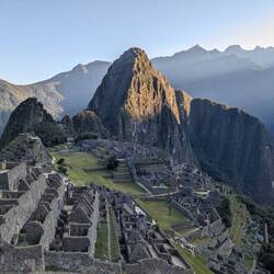 Erste Sonnenstrahlen über Huayna Picchu