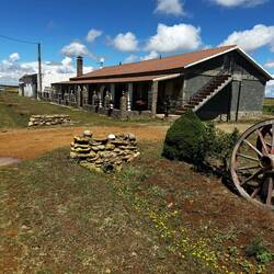 Just a nice homestead along the way outside Calzada de Coto