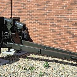 Lovely howitzer "decoration"
