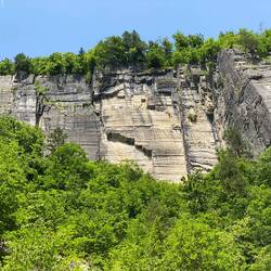 typisches Merkmal einer Klamm sind die nahezu senkrechten Felswände