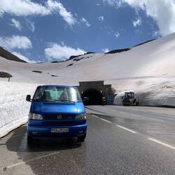Über den Pass durch einen Tunnel