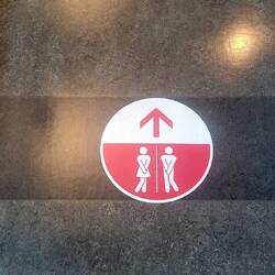 Toilettenzeichen nach der Ankunft