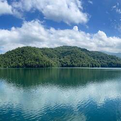 Eine Oase im sonst flachen und trockenen Land