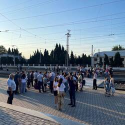 Renovierter Bahnhof, jedoch dürfen alle mit Tickets über die Gleise