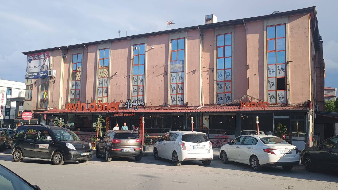 Tälle ruokapaikalle 👍. Ruoka erinomaista ja tietysti porukkaa riitti.