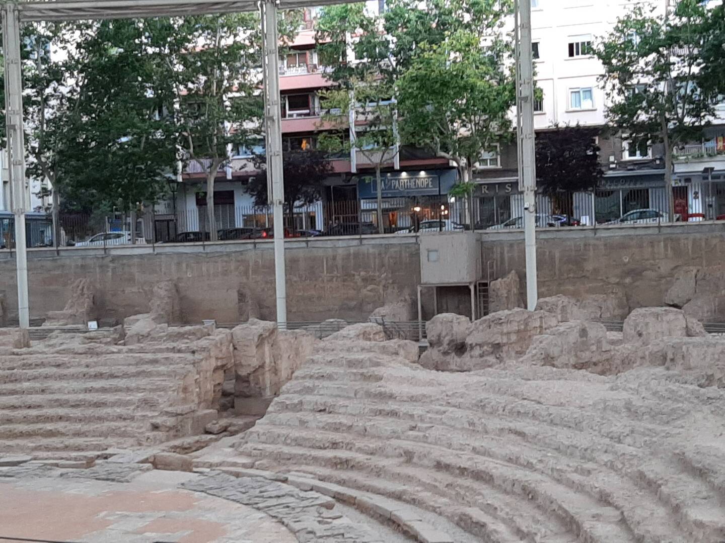 De opgravingen van het oude theater.