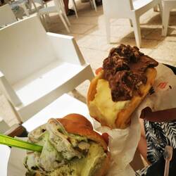 Zum Abschluss gab es ganz typisch sizilianisch: Brioche mit Eis 😍