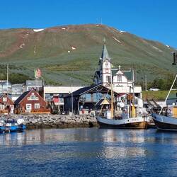 Bei schönstem Wetter aus dem Hafen von Husavik ausgelaufen