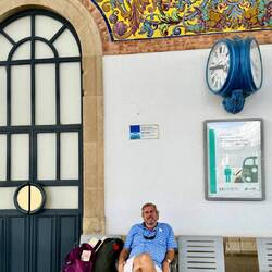 Cal at the Jerez train station. I love the tiles in the train statuons.