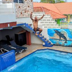 Wenn der Hausmeister sagt, man kann vom ersten Stock in den Pool springen