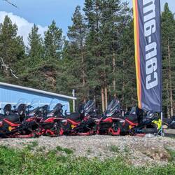 Schneemobile sind überall präsent und es gibt auch feste Verkehrswege dafür