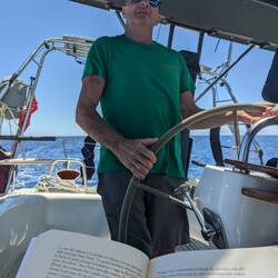 Una buona lettura mentre mi faccio portare. Per fortuna non soffro il mare!