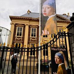 The famous painting of the girl with the pearl earring lives in The Hague