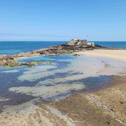 Sicht von der Stadtmauer in St. Malo