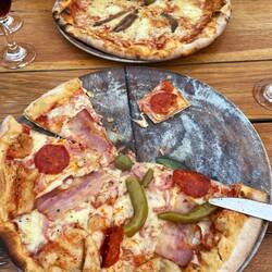 Hier sind die Preise noch ok, Riesen Pizza für 9 € und halber Liter Wein für 6 €👍