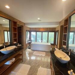 und s'Badzimmer um einiges grösser als Dihei