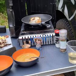 Eldur freut sich auf ein leckeres, warmes Abendessen - er hat gerade sehr viel Hunger