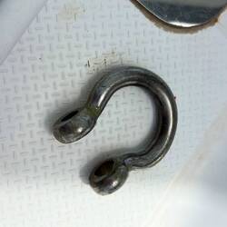 Der Schäkel mit verorenem Bolzen