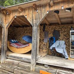 Trockenes Plätzchen am Tagesziel, mit Kühlschrank 😁