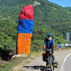 Les couleurs de l'Arménie, orange-bleu-rouge sont peintes sur ce rocher.