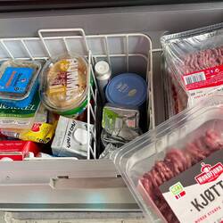 Nach dem Einkauf im Supermarkt ist unsere Kühlbox gut gefüllt.
