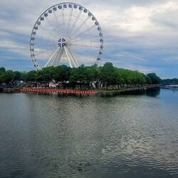 Am Stadthafen steht ein Riesenrad wie unschwer zu erkennen ist 🤣