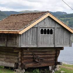 ... traditioneller Architektur, Volksmusik oder Trachten...