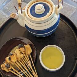 Aburi-Mochi und grüner Tee