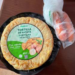 Lunch: Tortilla and carrots 😁😁