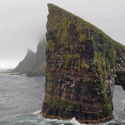 Gut zusehen, das rote Tuffband im Basaltgestein