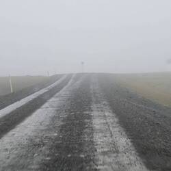 Bei Regen, dichtem Nebel und 2 Grad sind die Holperstrasen durchaus ein Abenteuer...