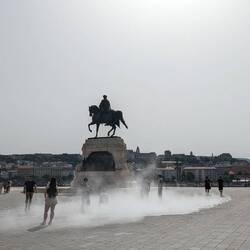 Überall in der Stadt wird zur Abkühlung Wasser gesprüht