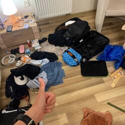 mein Koffer nachdem ich ihn ausräumen musste...