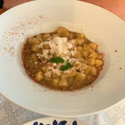 traditionelles Dessert, das schmeckt wie Gnocchi an Rhabarber-Apfelmus (war seeehr lecker) :)