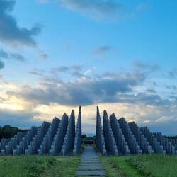 Kunstobjekt Stangenpyramide oberhalb Dreieichhain ...