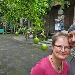 Wir beide unter einem Pomelobaum