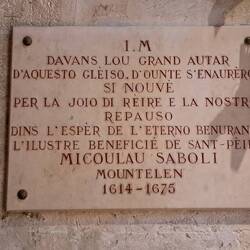 Anche le strade sono scritte in questo strambo mix