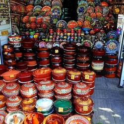 Souvenierstände vor dem Kloster