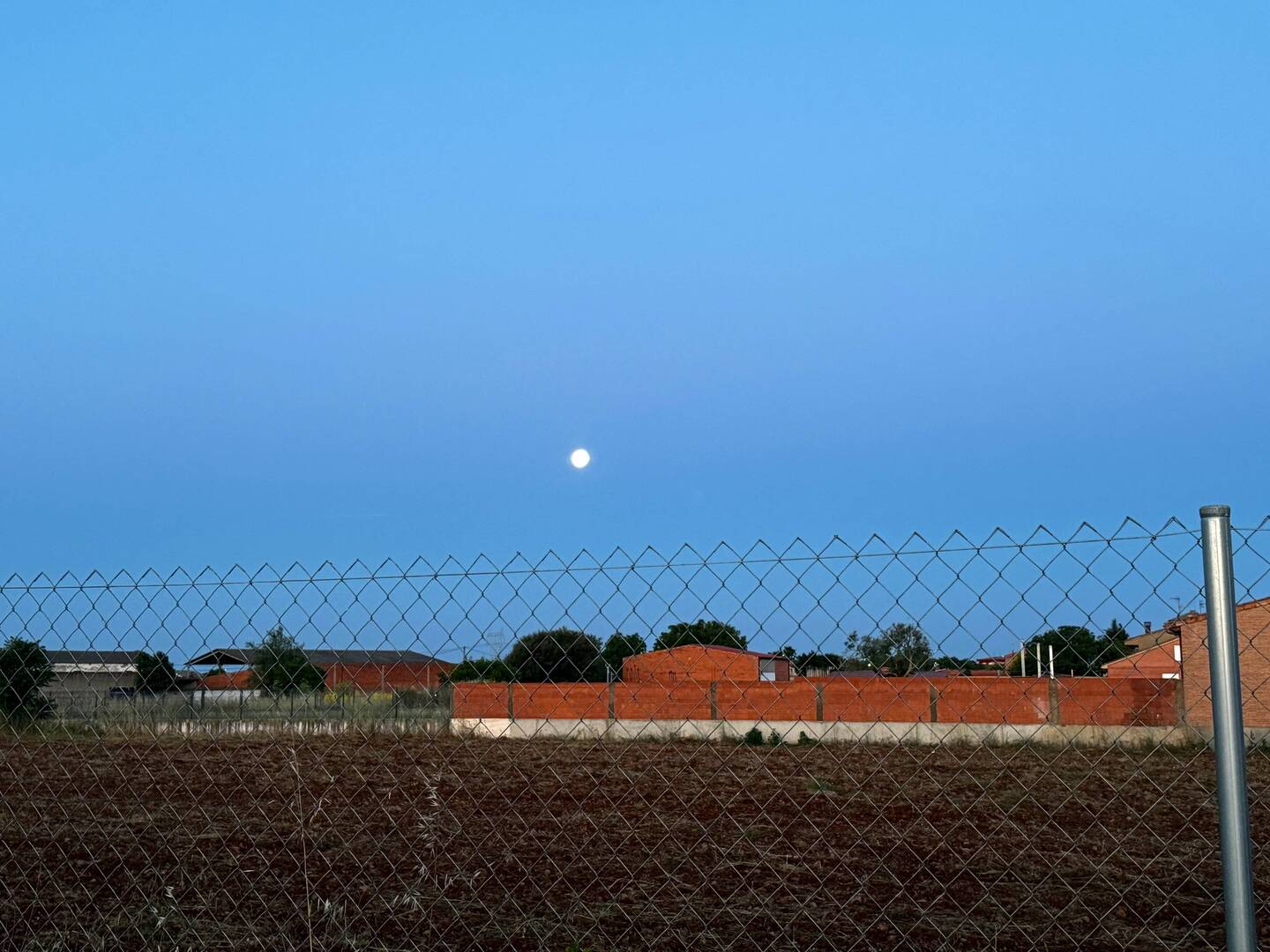 The moon rises (or sets ?) on or final day in the Meseta