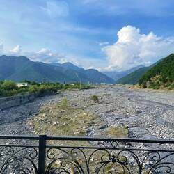 Qabala mit Hotel am Horizont