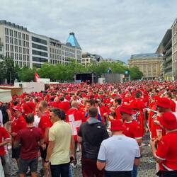 Die Schweizer Fans treffen sich am Rossmarkt - Rot-Weiss dominiert!