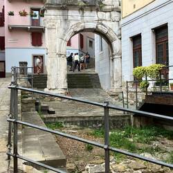 Auf dem Weg zum San Giusto: Arco di Riccardo, 1. Jh.