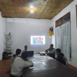 10Fragen junger Leute Broschüre einer Klasse zeigen