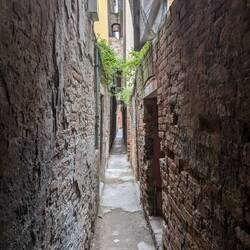 The narrowest ally way in Venice